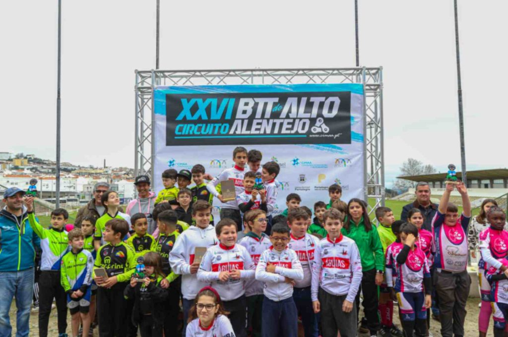 Atletas a competirem em BTT, em Portalegre